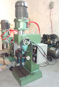 Machine à riveter pneumatique à double tête à alimentation manuelle pour rivets en acier inoxydable - Product Image 3