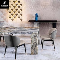 Ensemble de salle à manger moderne italien de luxe sur mesure avec plateau en marbre doré, style table de salle à manger légère et luxueuse