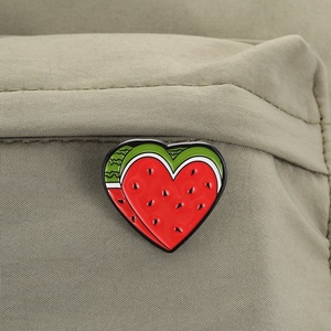 Broche en émail motif pastèque symbole Palestine, forme cœur mignonne, bijou fantaisie d'été, cadeau - Product Image 3