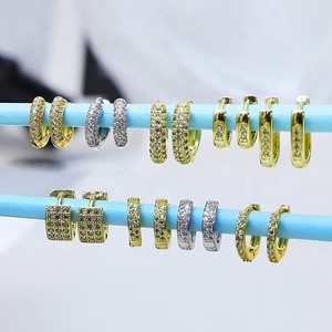 Boucles d'oreilles créoles classiques en zircon pavé, petites boucles d'oreilles métalliques dorées en zircon, bijoux multi-designs, boucles d'oreilles tendance - Product Image 4