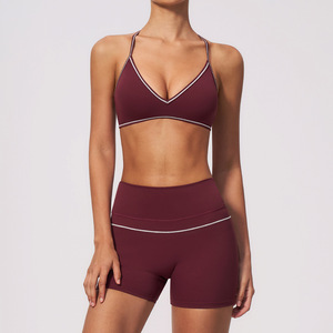 Conjunto de yoga de <span class=keywords><strong>2</strong></span> piezas para mujer con costuras en contraste: sujetador deportivo con espalda en <span class=keywords><strong>Y</strong></span> <span class=keywords><strong>y</strong></span> shorts de ciclista de cintura alta con efecto fruncido para gimnasio <span class=keywords><strong>y</strong></span> entrenamiento. - Product Image 3