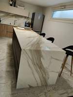 Îlot de cuisine en pierre naturelle de luxe italienne blanche, avec comptoir en marbre Calacatta Gold, idéal pour baignoire et carrelage de sol
