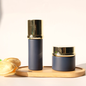 Envase Cosmético, Tarro de Vidrio Azul Esmerilado para Crema Facial con Tapa Dorada - Product Image 4