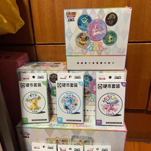 Accessori all'ingrosso per il <span class=keywords><strong>gioco</strong></span> <span class=keywords><strong>di</strong></span> <span class=keywords><strong>carte</strong></span> Pokémon: Spilla in metallo Eevee Eeveelution Terastal Festival, Scatola a sorpresa con spilla da collezione - Product Image 3