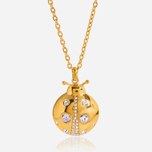 Collar con colgante de mariquita, diseño de insecto de cristal en tono dorado, joyería para uso diario - Product Image 1