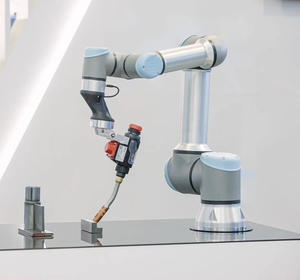 Robot Universale UR 16e ad Alte Prestazioni per Manipolazione Materiali con Cobot e Braccio Robotico con Pinza AIR PICK per Assemblaggio CNC - Product Image 3