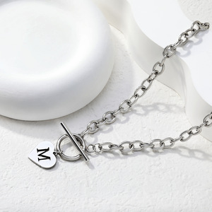 Collar con colgante de hebilla en forma de corazón con letra OT, cadena de aleación de zinc dorada, cadena para clavícula, para hombres y mujeres, uso diario, regalo. - Product Image 4