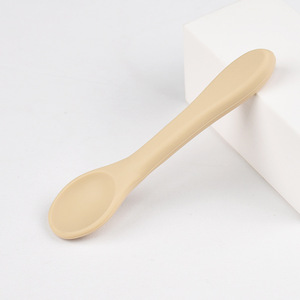 Cuillère d'apprentissage pour bébé en silicone de qualité alimentaire, tête de cuillère incurvée ultra-douce, n'endommage pas les gencives délicates du bébé, ensemble de cuillères pour bébé en silicone - Product Image 4