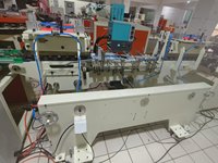 Machine entièrement automatique pour produire des pièges à cafards et libérer les panneaux de colle d'insectes en papier.
