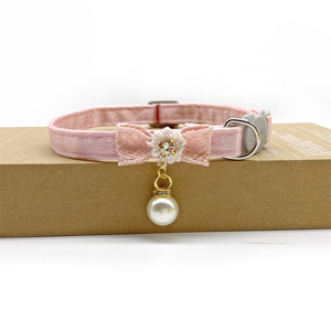Luxe kleurrijke polyester kant bloemen hondenhalsband met bel en veilige gespsluiting voor katten & honden - Product Image 1