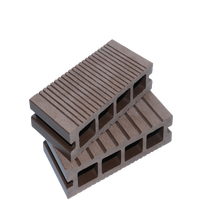 Ponton flottant moderne en composite bois-plastique pour extérieur, imperméable, avec des caractéristiques d'étanchéité à l'humidité et de résistance à l'usure
