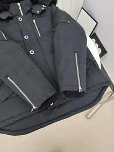 Abrigo de Plumón Grueso con Capucha y Logotipo Personalizado para <span class=keywords><strong>Hombre</strong></span>, Diseño Cuadrado, Negro Brillante con Relieve, para Invierno - Product Image 3