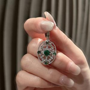 Colgante de Plata de Ley S925 con Microincrustaciones de Circonita Verde, Estilo Medieval Francés, Tallado Hueco, Geométrico Ovalado, Colgantes de Moda - Product Image 2