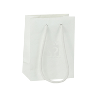 Sac cadeau en papier blanc gaufré de luxe discret avec texture lin croisé sans impression, artisanat de gaufrage pur