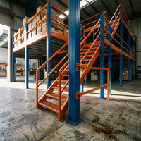 Plateforme de mezzanine d'entrepôt en structure acier, plateforme de stockage à deux niveaux, rayonnage de mezzanine avec escalier et garde-corps de sécurité
