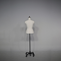 Verstellbare Schaufensterpuppe für Damen-Halbkörper aus FRP-Material im europäischen Stil, stehende Pose für Perückenpräsentation (Hochwertig)