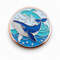 Vente en gros de breloques en émail personnalisées en forme de baleine de dessin animé, plaquées argent, avec paillettes, pour animaux marins, cadeau souvenir, couleur et forme personnalisables