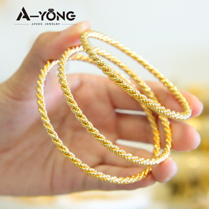 <span class=keywords><strong>Saudi</strong></span>-Arabien-Stil 18K <span class=keywords><strong>Gold</strong></span> plattiert Twist-Armbänder-<span class=keywords><strong>Set</strong></span> individuelles einzigartiges Design 3-teilig Armbänder für Damen - Product Image 3