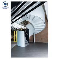 Escalier incurvé de style moderne, marches en marbre, main courante en fer forgé, hall d'hôtel avec entretoise en acier inoxydable