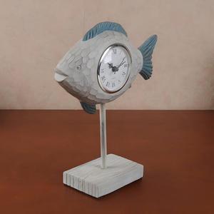 Réveil décoratif en résine motif poisson marin, idéal pour la décoration de maison de style côtier et comme cadeau de pendaison de crémaillère - Product Image 2