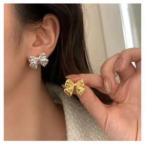 ต่างหูโบว์สีทองและสีเงินสำหรับผู้หญิงต่างหูโบว์น่ารักของขวัญตรงจากผู้ผลิตอินเดียตามสั่ง - Product Image 2