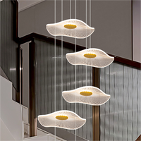 Suspension d'escalier rotative moderne en feuille de lotus Luminaire acrylique créatif multi-têtes pour hall d'hôtel Luminaire d'escalier multi-têtes