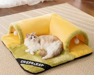 Bedsure Cat Camas para Indoor Cat House com Fluffy Ball Hanging e Scratch Pad Dobrável Cat Hideaway