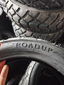 Pneus de scooter d'usine Pneu croisé de <span class=keywords><strong>moto</strong></span> Pneu Tubeless 120/70-12 Personnalisation d'échantillon gratuit - Product Image 3