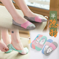 Vente en gros de chaussettes bateau pour femmes de couleur bonbon, bouche peu profonde, chaussettes invisibles pour femmes, chaussettes de printemps et d'été en coton antidérapant en silicone