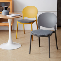 Chaises de salle à manger empilables modernes en polypropylène bon marché avec dossier en PP pour cafés, bistros et hôtels