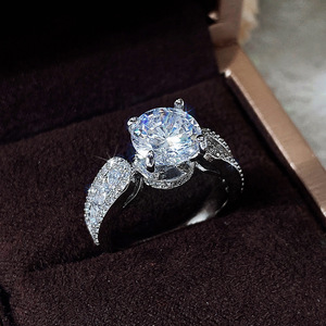 Anello di Fidanzamento Classico a Quattro Punte con Cristalli per Donne, Elegante Gioiello da Dito alla Moda - Product Image 3