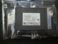 Untuk PM9A3 7.68TB Enterprise SSD 2.5" U.2 PCIe Gen4 X4 NVMe MZ-QL27T60 MZQL27T6HBLA-00A07 Waktu Seek 2.0ms