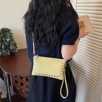 Petit sac bandoulière en cuir PU pour femme avec rivets métalliques, pochette à dragonne amovible