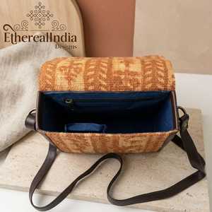 Bolso bandolera artesanal de tela con estampado bohemio, bolso de hombro pequeño de cuero vegano Rexine - Product Image 4