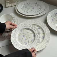 Assiettes, tasses à café, soucoupes et plats à dessert en porcelaine occidentale de style vintage français, de luxe léger et rétro, finement embossés