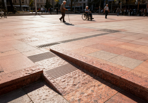 Granito amarillo mediterráneo duradero con acabado flameado, ideal para pavimentación cuadrada, pavimentación de caminos de montaña y pisos de patios. - Product Image 2