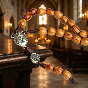 Bracelets de Saint Benoît rigides en acier inoxydable fini rouge, avec perles et pendentif Denario Varón Abad, et bracelet en cuir maillé avec cordon ajustable. - Product Image 2