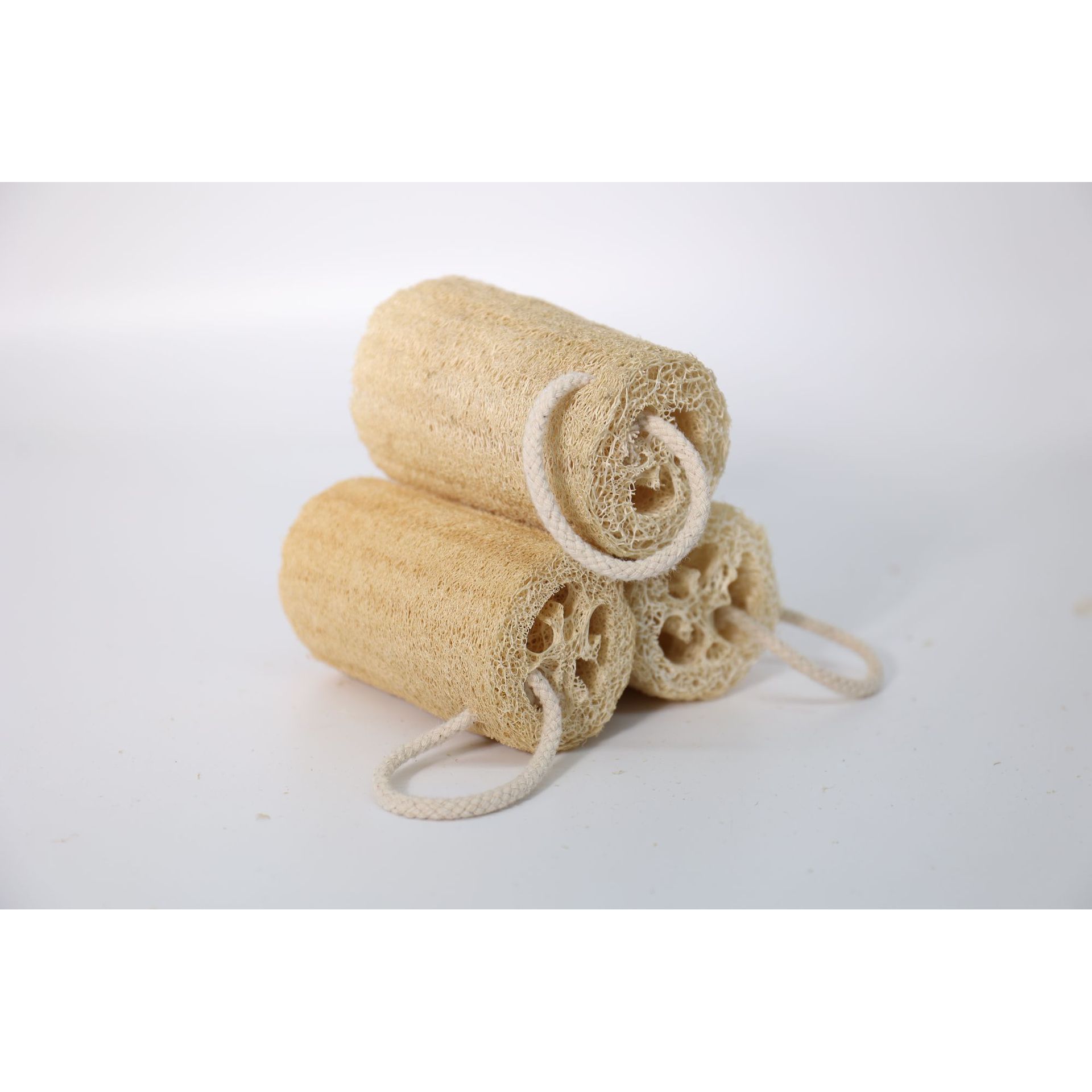 Coupez l'éponge de luffa (dure) en morceaux de 10 cm.