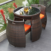 Ensemble de table et de chaises de balcon extérieur personnalisé en trois pièces avec coussins, design minimaliste en métal