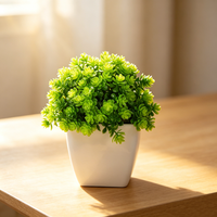 Petit bonsaï artificiel hémisphérique réaliste en pot, dans un vase blanc, pour la décoration de centre de table de mariage ou de fête