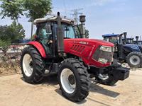 Le microtracteur robuste 1804 est équipé d'une cabine luxueuse et de phares de travail LED pour tracteur de 180 CV.