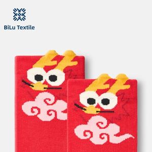 ชุดถุงเท้าธีมปีใหม่ BiLu เนื้อผ้านุ่ม ระบายอากาศได้ดี ลายฉลุสำหรับเทศกาลเฉลิมฉลอง ถุงเท้าข้อสั้นสีแดงทันสมัย บรรจุในกล่องของขวัญ - Product Image 2