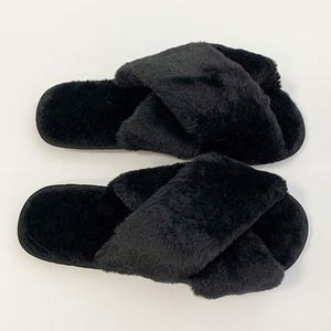 Hermosas zapatillas de felpa con correa cruzada de piel sintética para mujer, cálidas y resistentes para interiores y exteriores Zapatillas de casa, venta al por mayor - Product Image 2