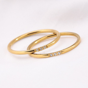 Anillo Minimalista de Oro de 18K de 2mm con Tres Piedras de Circonio en Engaste de Canal, Joyería Unisex para Compromiso - Product Image 5