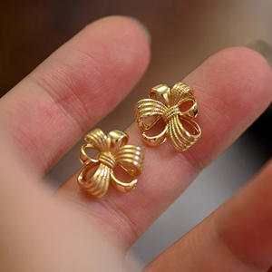 E4849 Pendientes de botón con lazo dorado, joyería fina clásica unisex - Product Image 4