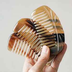 Peine de cuerno de búfalo ecológico hecho a mano con dientes lisos para desenredar suavemente y prevenir las puntas abiertas - Product Image 2