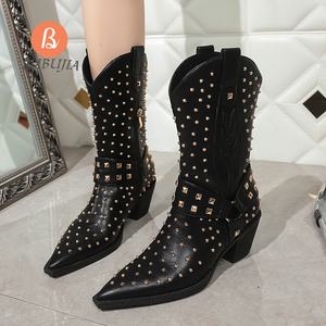 Stivali da Cowboy personalizzati da donna classici stivaletti di colore nero con tacco in pelle sintetica stivali occidentali a metà polpaccio con rivetto - Product Image 2