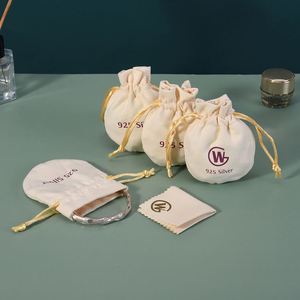 Sacs beiges, pochettes à bijoux, boucles d'oreilles, colliers, bagues, emballages, sacs enveloppe en velours avec bouton et votre logo - Product Image 3