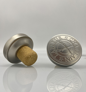 Bouchons de bouteille en alliage de zinc personnalisés en relief, bouchons en polymère premium pour spiritueux, pour whisky, vodka, brandy, vente en gros - Product Image 5