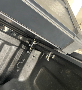 Cubierta <span class=keywords><strong>de</strong></span> Caja <span class=keywords><strong>de</strong></span> Camioneta Plegable <span class=keywords><strong>de</strong></span> Aluminio <span class=keywords><strong>de</strong></span> Tres Pliegues <span class=keywords><strong>para</strong></span> Entornos Difíciles <span class=keywords><strong>para</strong></span> Chevy Silverado y GMC Sierra 1500 (2019-2025) - Product Image 5